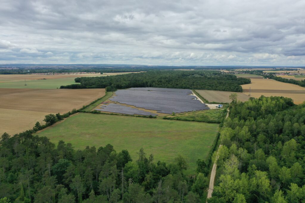 Aménagements pour la biodiversité et panneaux solaires à la centrale de Cessey-sur-Tille